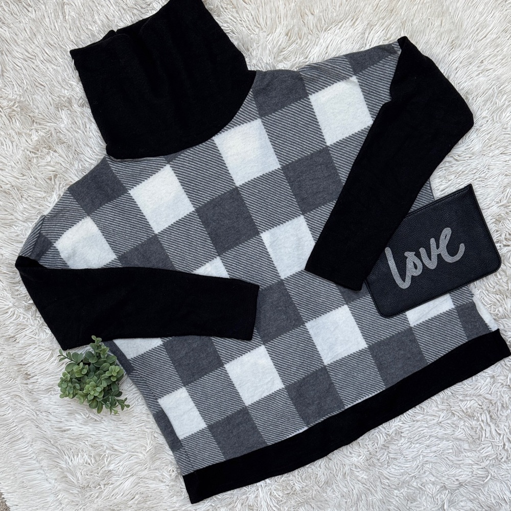 🎉HP🎉White Birch Plaid Turtleneck Hacci Split Back Top 💗 Black Gray & White